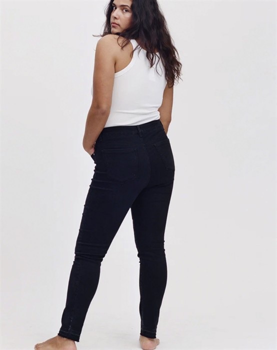 Alexa Ankle Cool Black Jeans